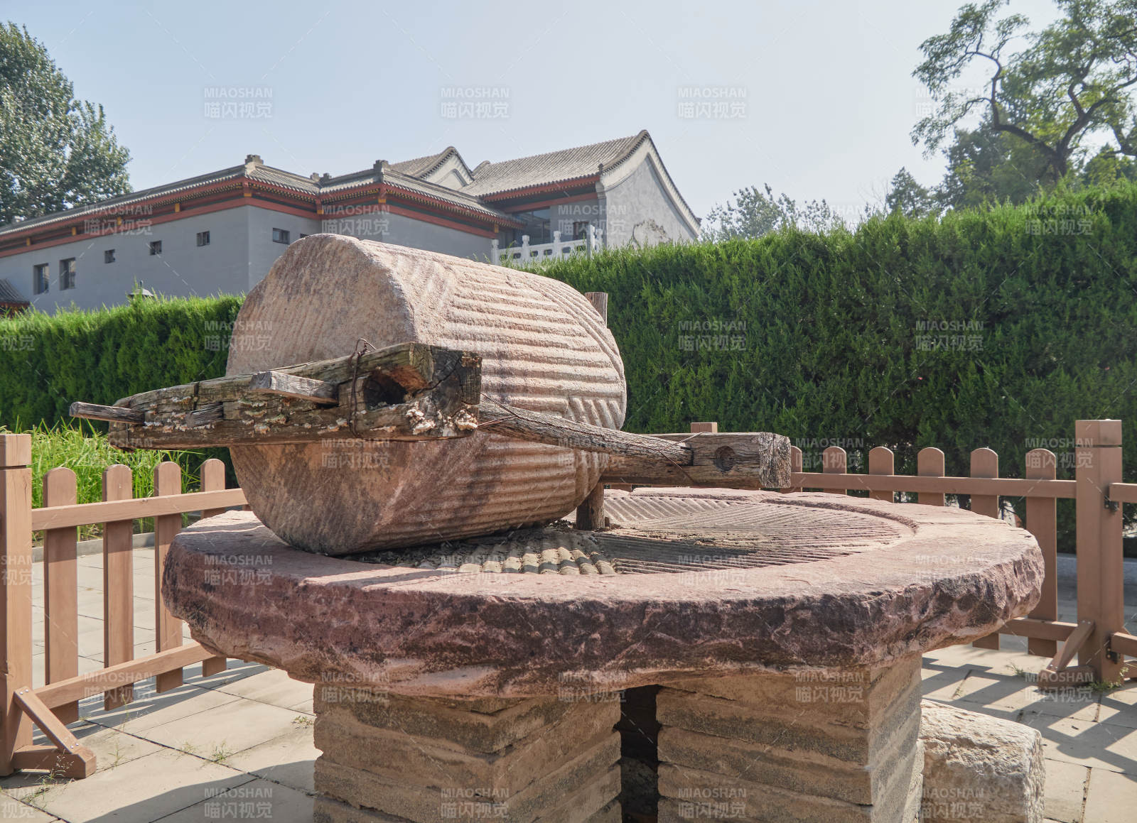 古朴石磨静立庭院图片