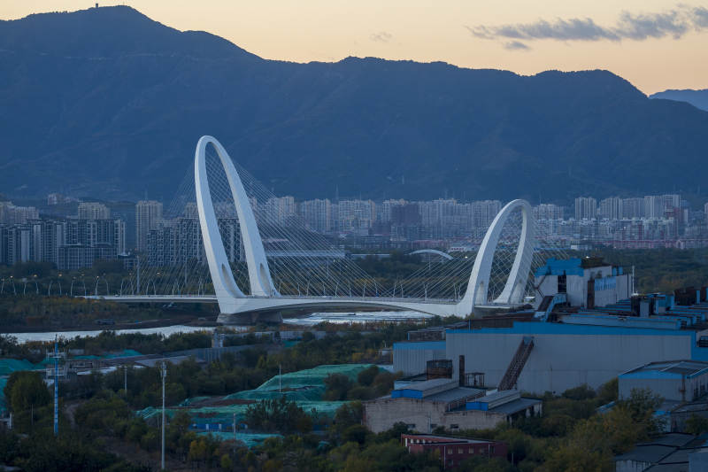 远眺北京新首钢大桥图片