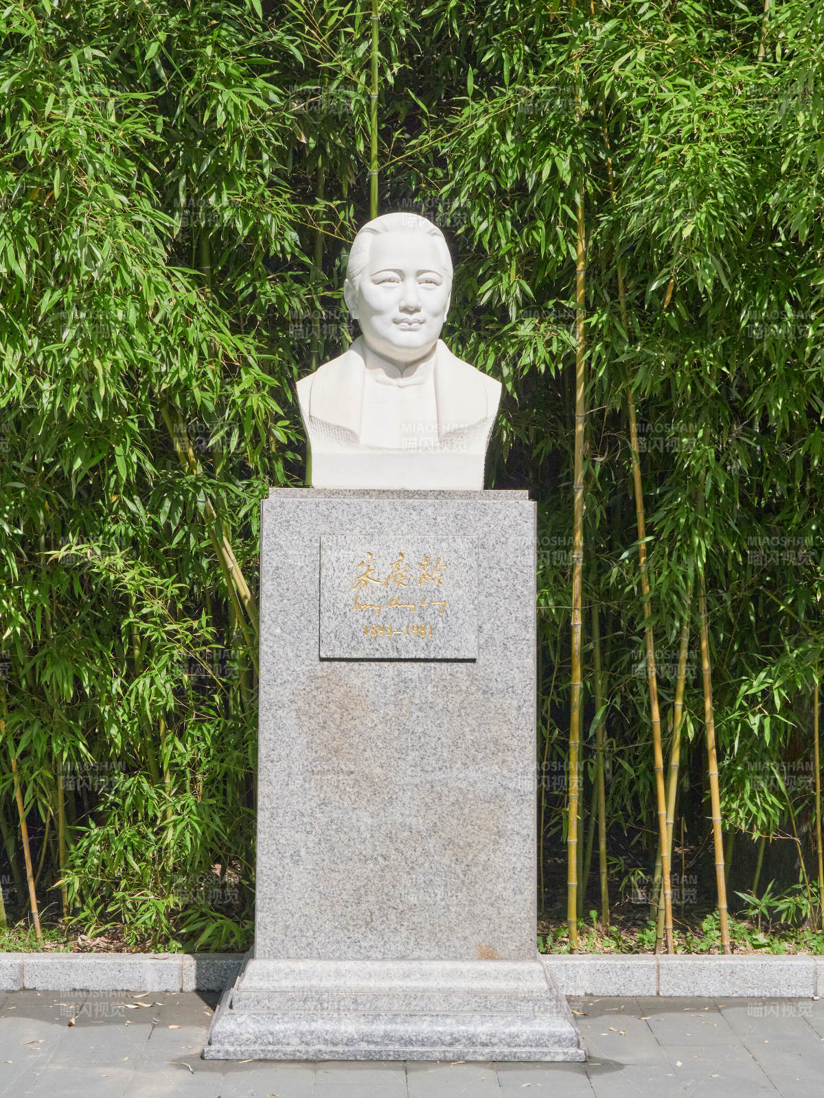 北京市西城区宋庆龄故居内雕塑图片