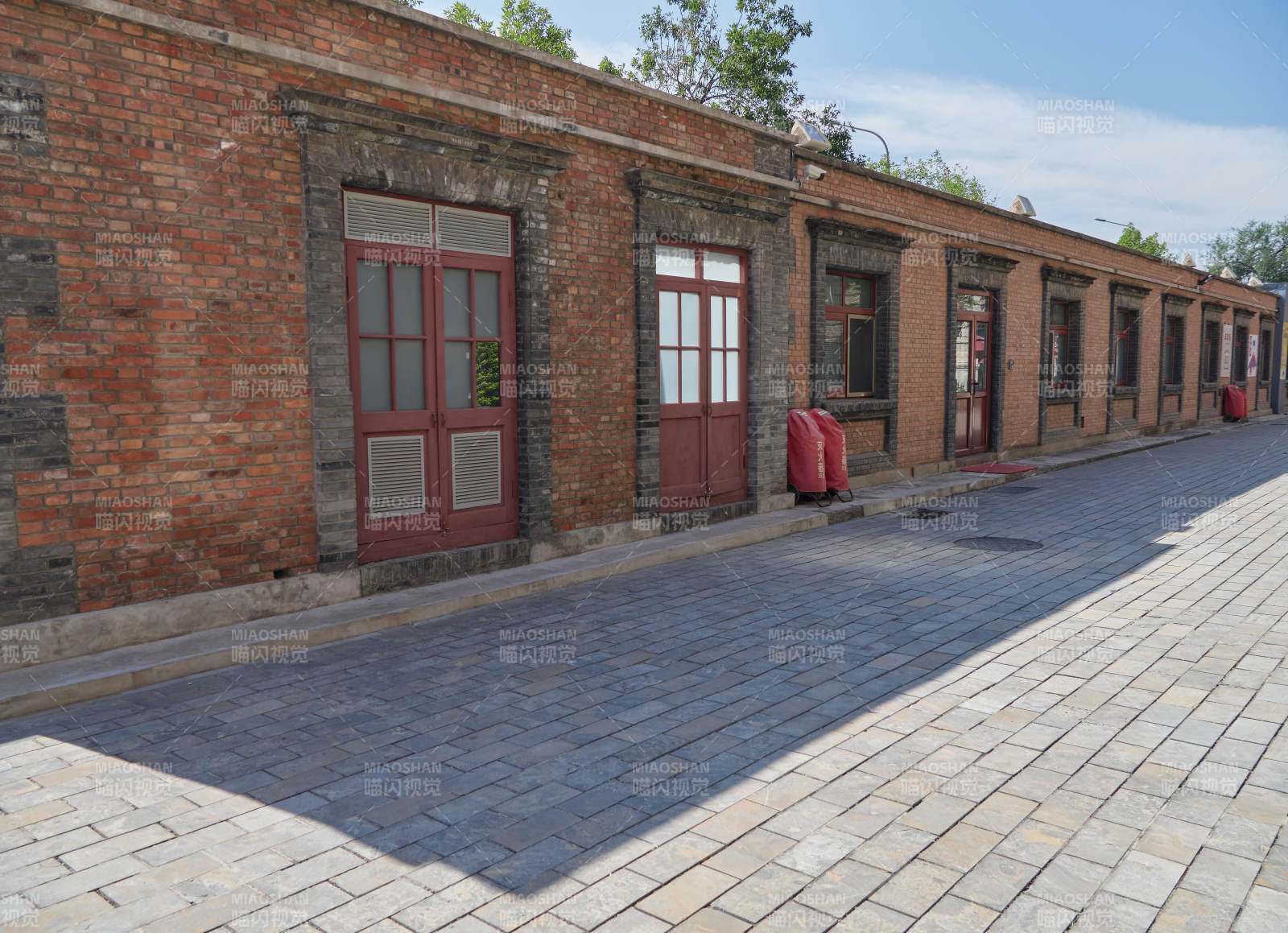 中国北京大学红楼的红砖老屋静巷图片