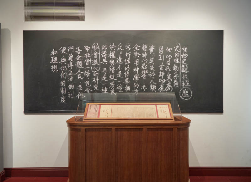 黑板前的讲台展柜图片