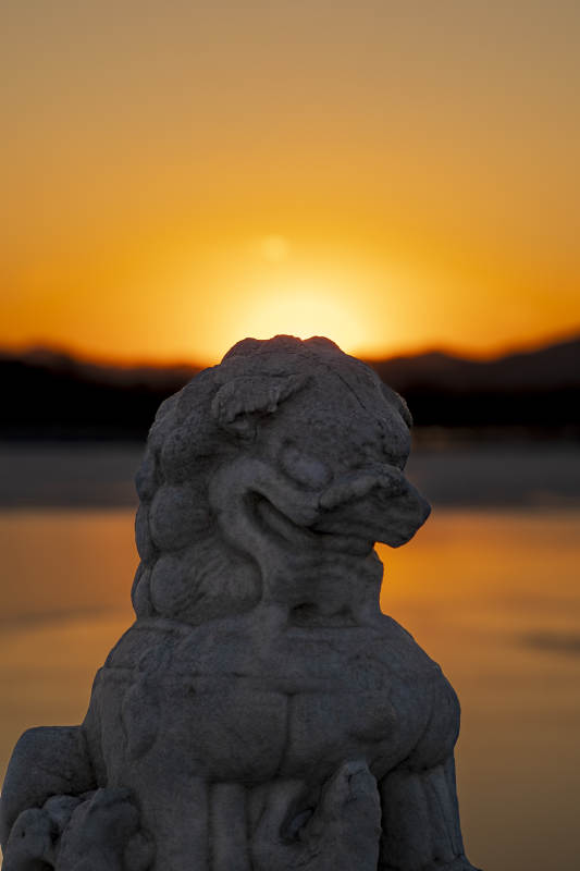 颐和园石狮守日落图片
