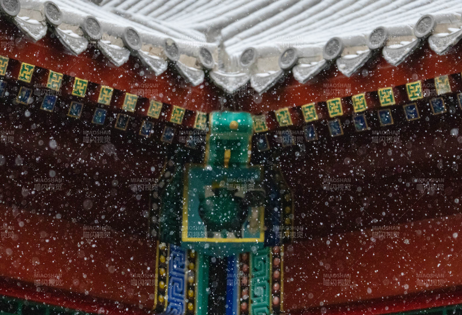 雪落古檐 彩绘生辉图片