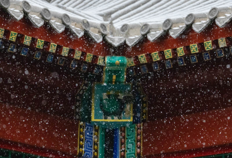 雪落古檐 彩绘生辉图片