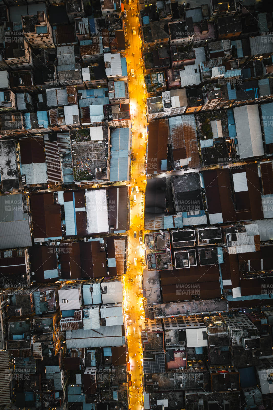 广州航拍夜街灯火通明图片