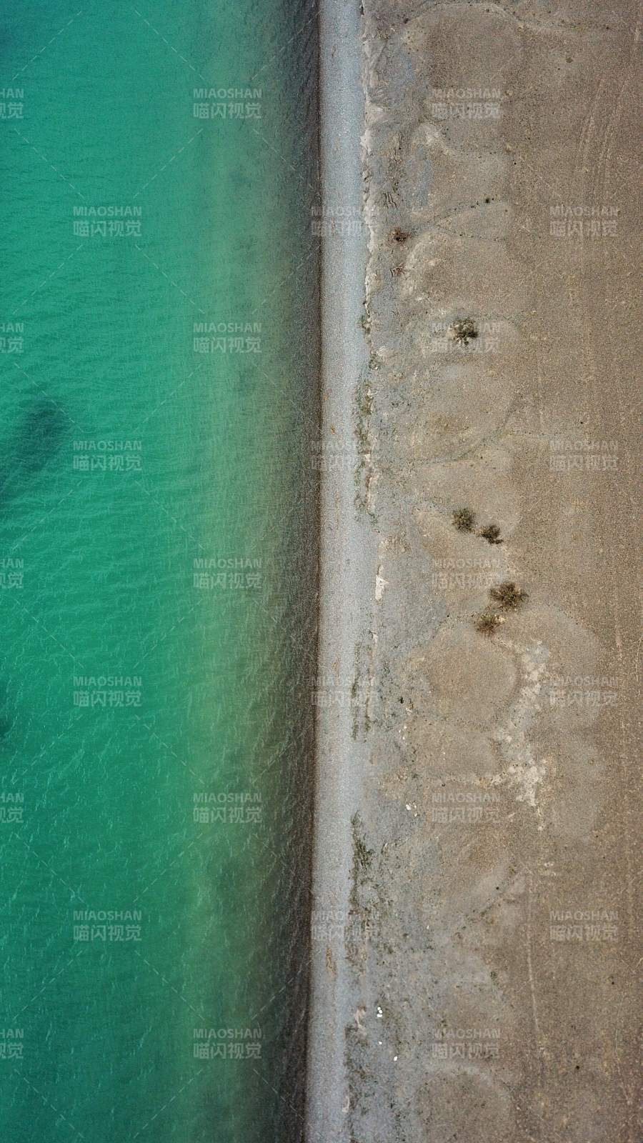 俯瞰西藏阿里的高原湖泊图片