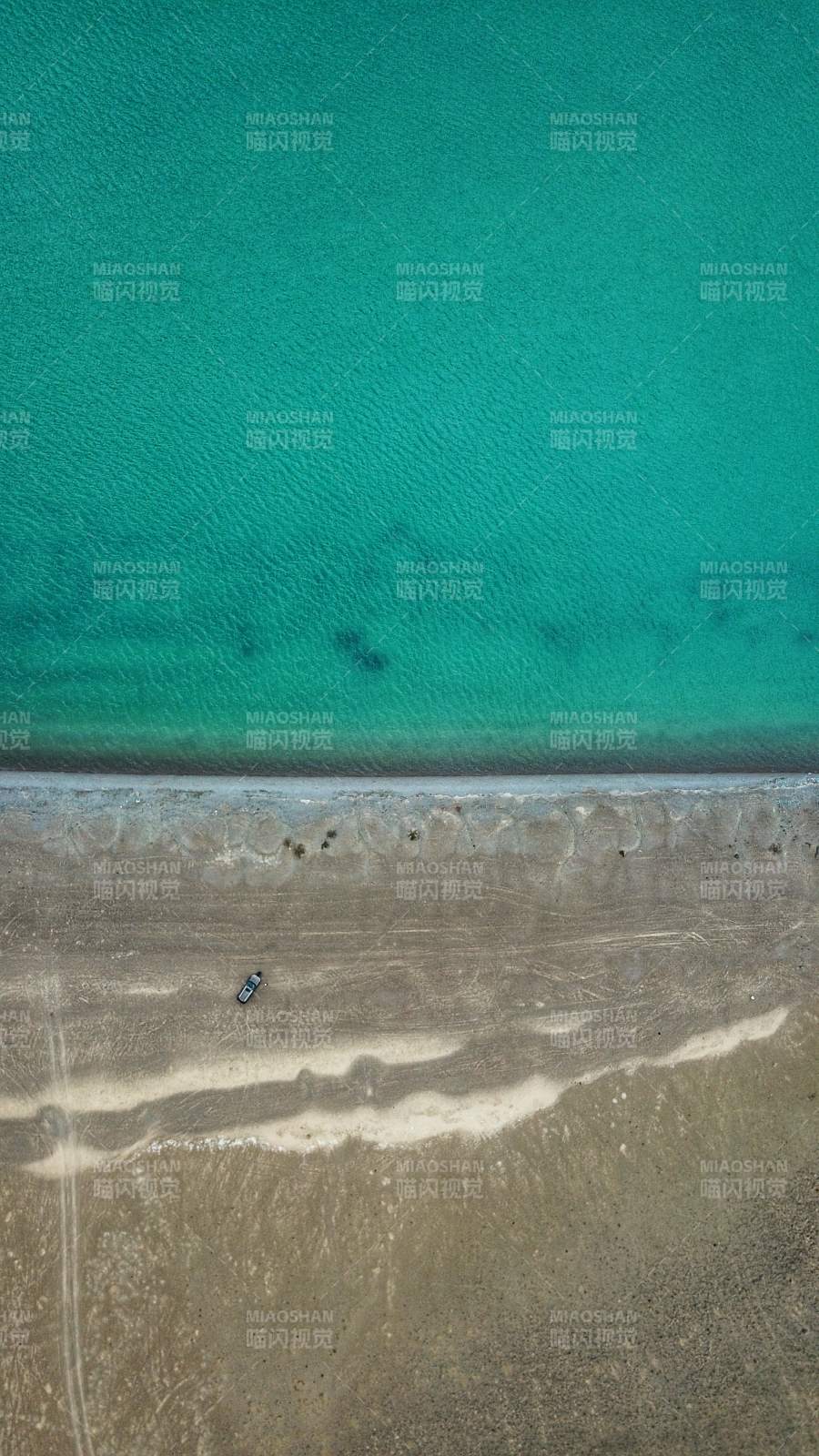 俯瞰西藏阿里的高原湖泊图片