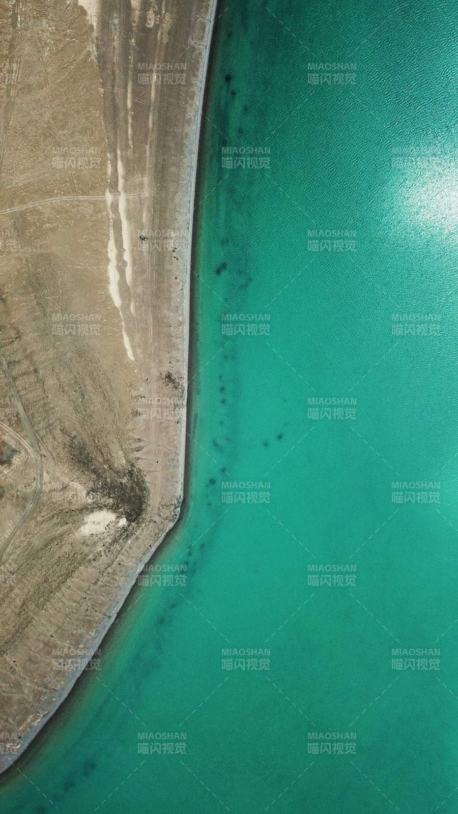 俯瞰西藏阿里的高原湖泊图片