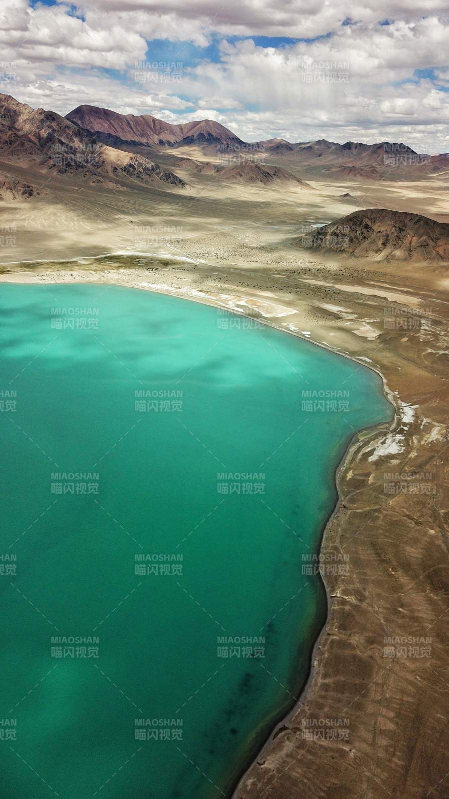 俯瞰西藏阿里的高原湖泊图片