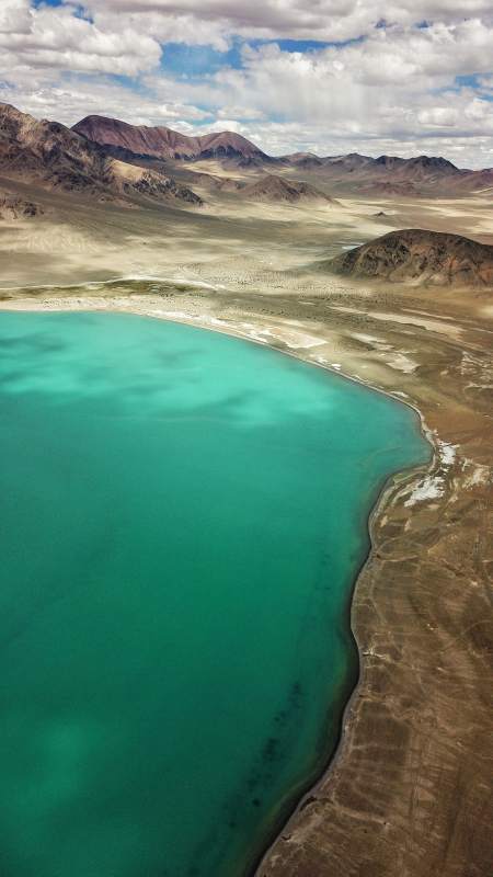 俯瞰西藏阿里的高原湖泊图片