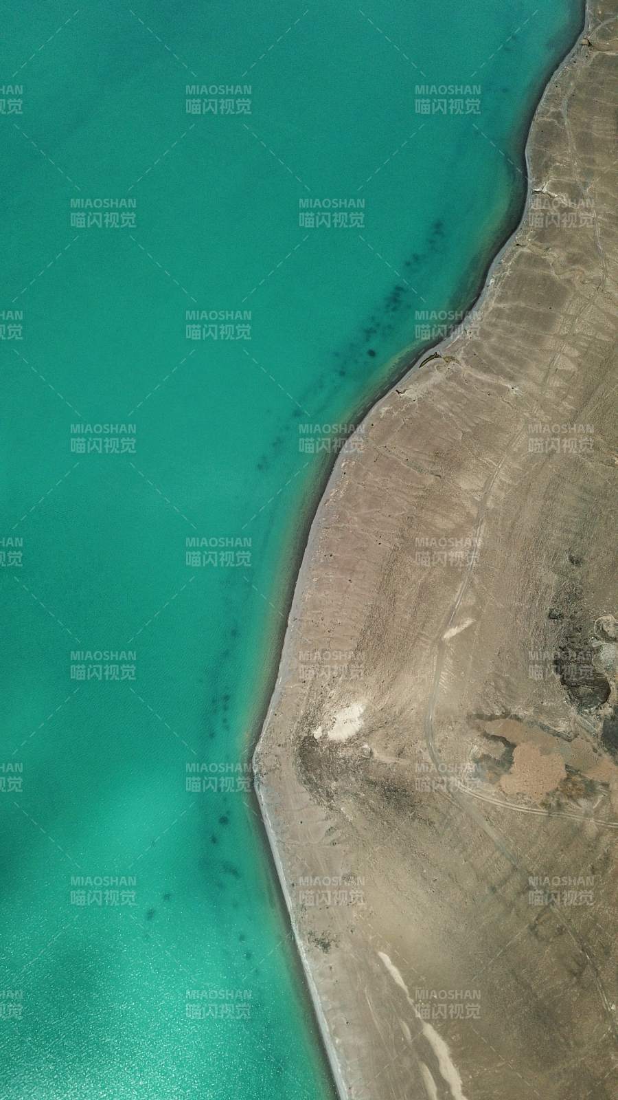 西藏阿里的高原湖泊图片