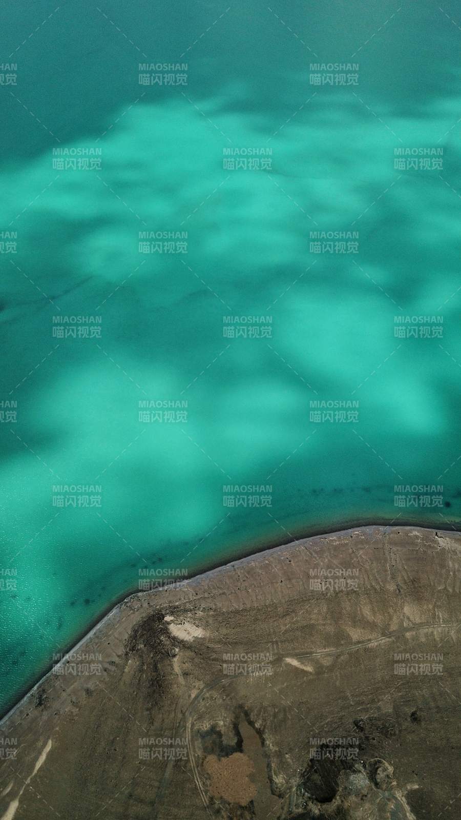 西藏阿里的高原湖泊风景图片