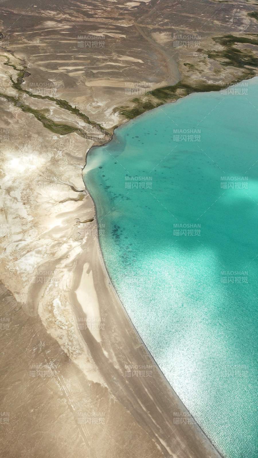 西藏阿里的高原湖泊图片