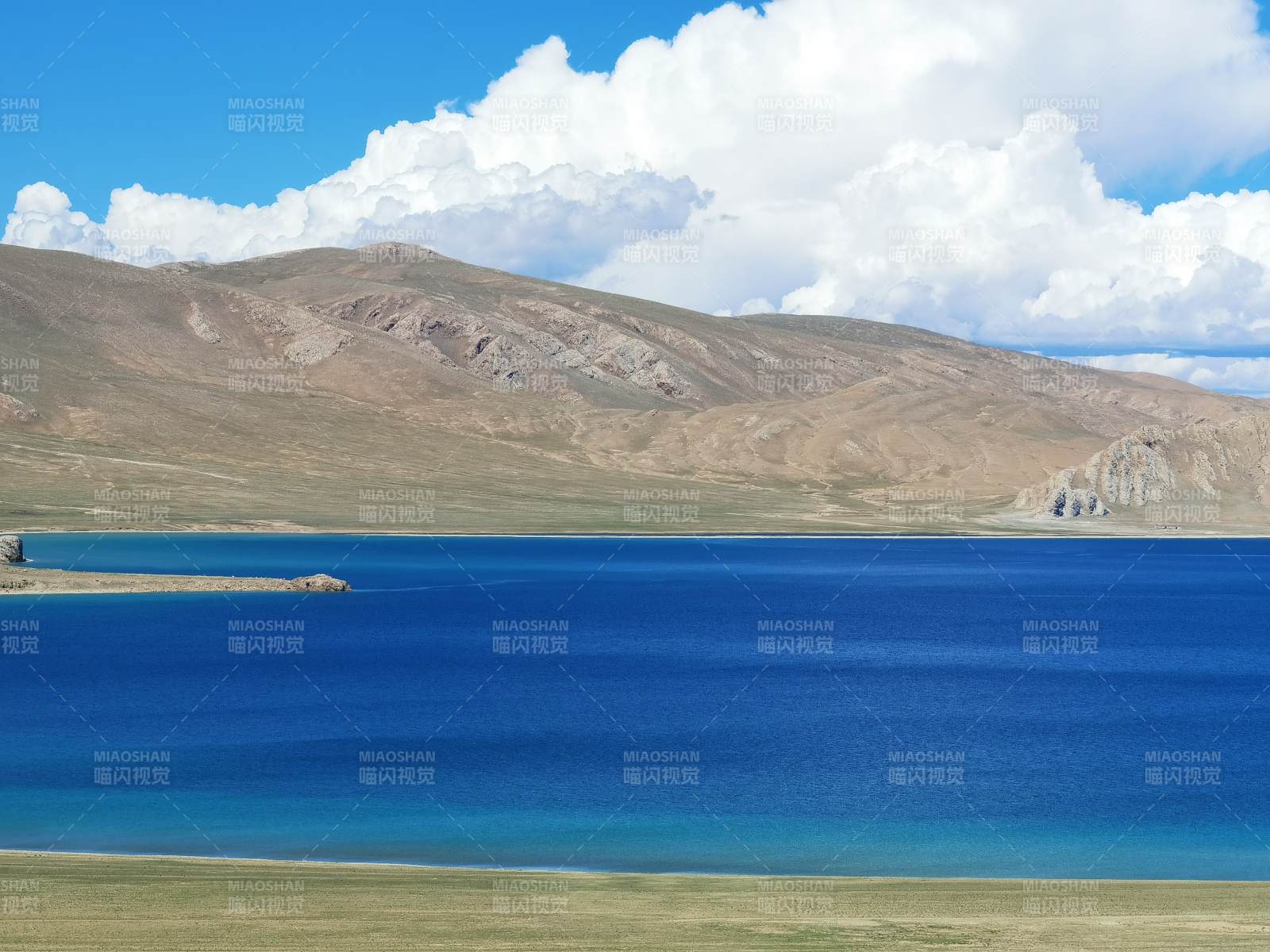 西藏阿里的高原湖泊图片