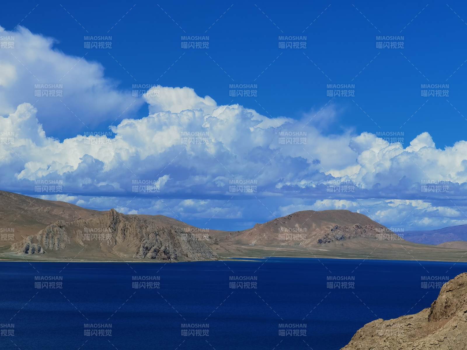 西藏阿里的高原湖泊图片