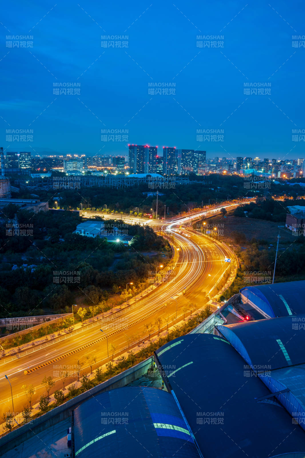 夜幕下的城市夜景图片