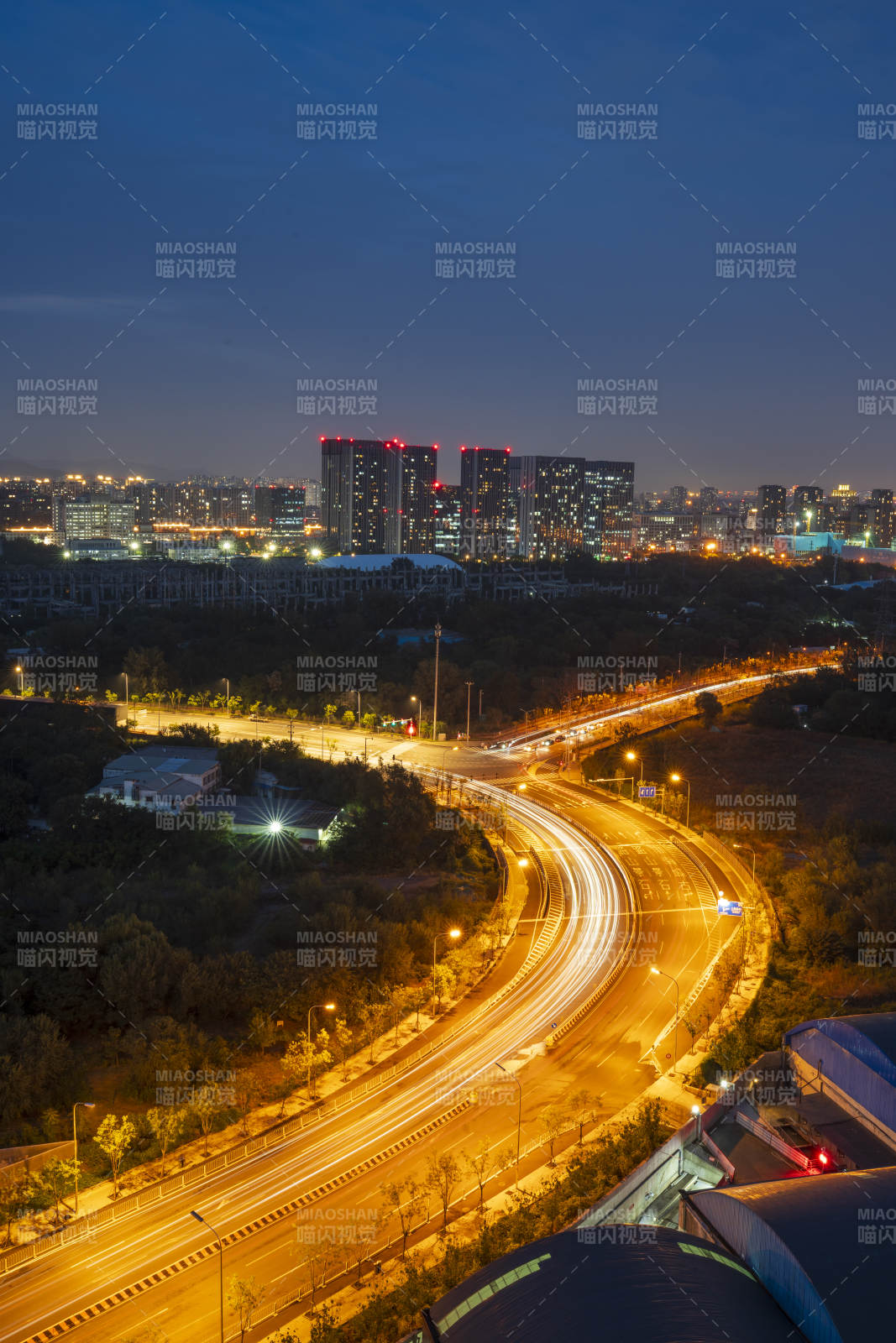 夜幕下的城市公路车水马龙图片
