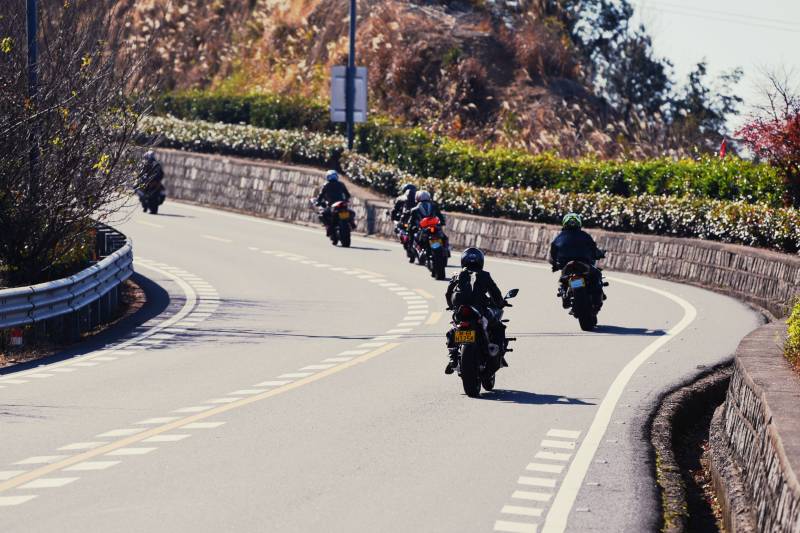 山路骑行队列图片