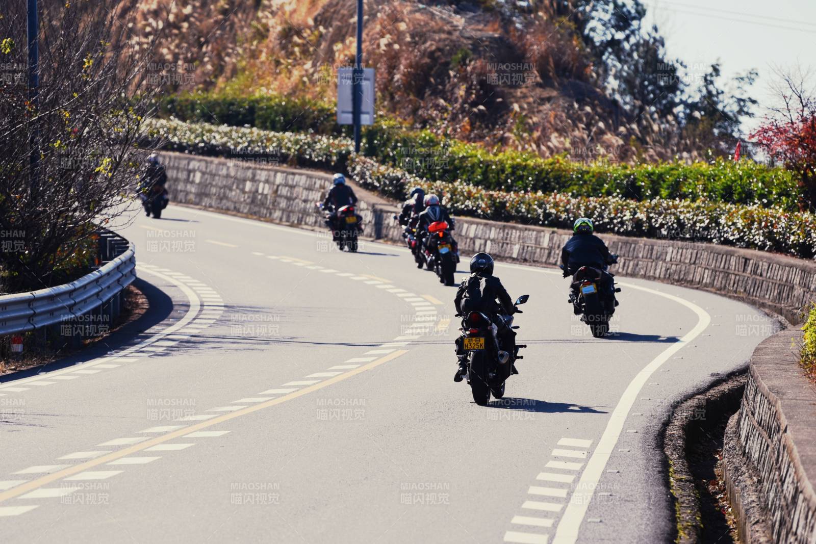 山路骑行队列图片