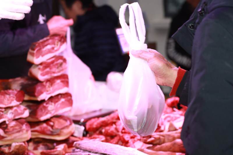 买肉装袋图片