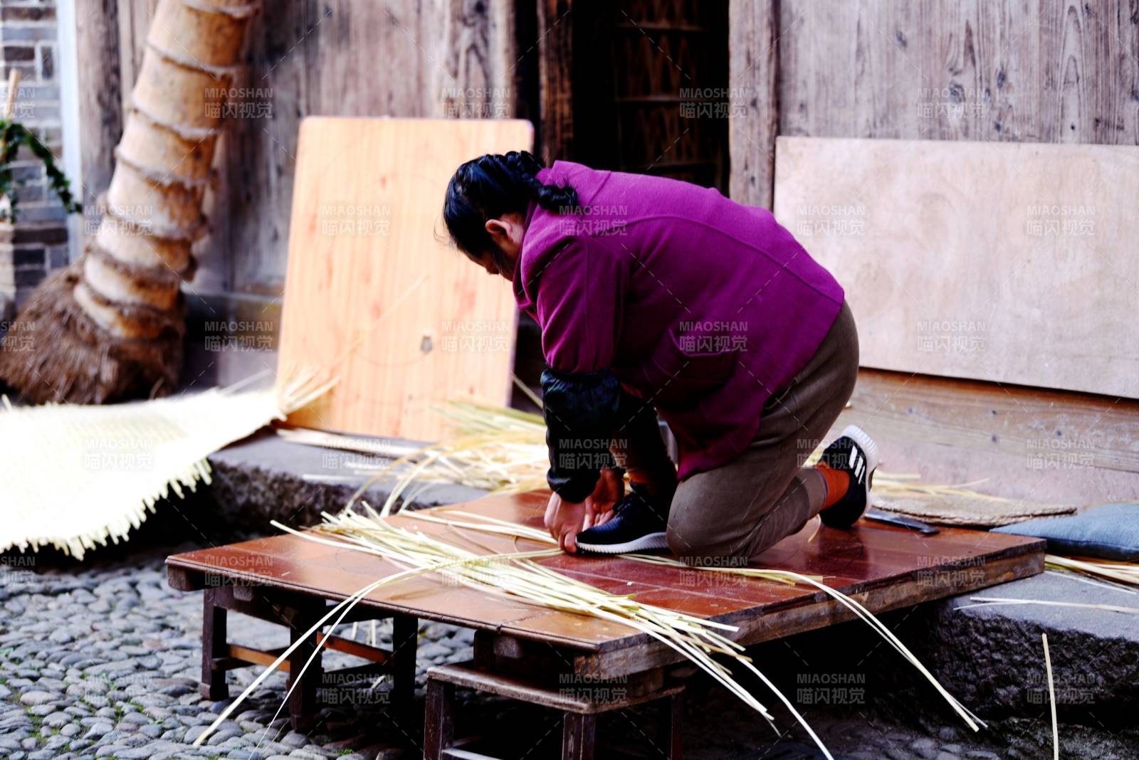 女子编织竹席图片