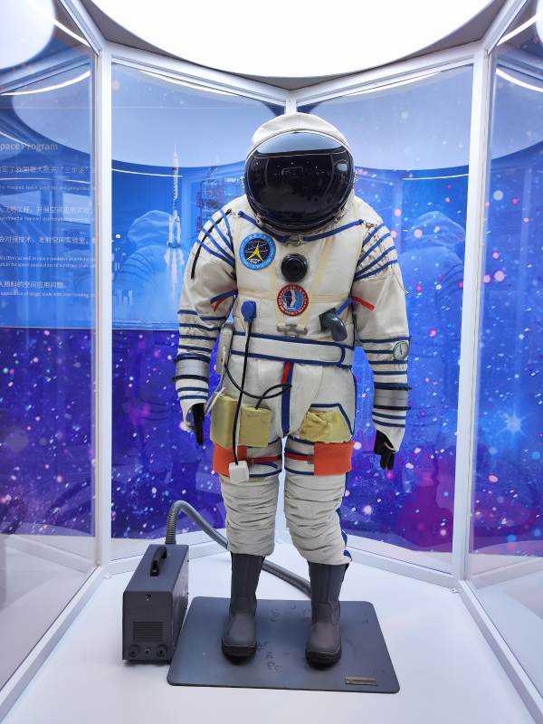 宇航服展示图片