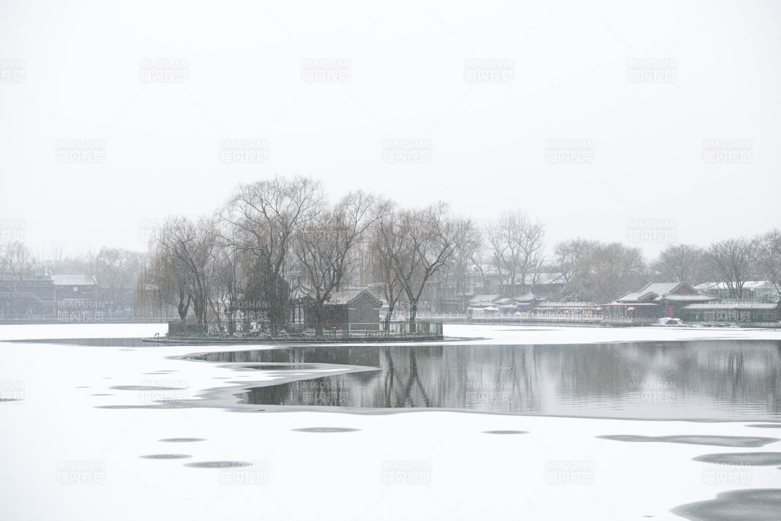 湖心雪景静谧如画图片