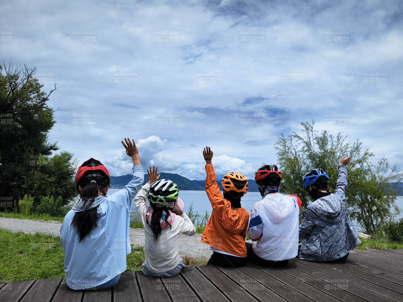 五人湖畔举手望天图片