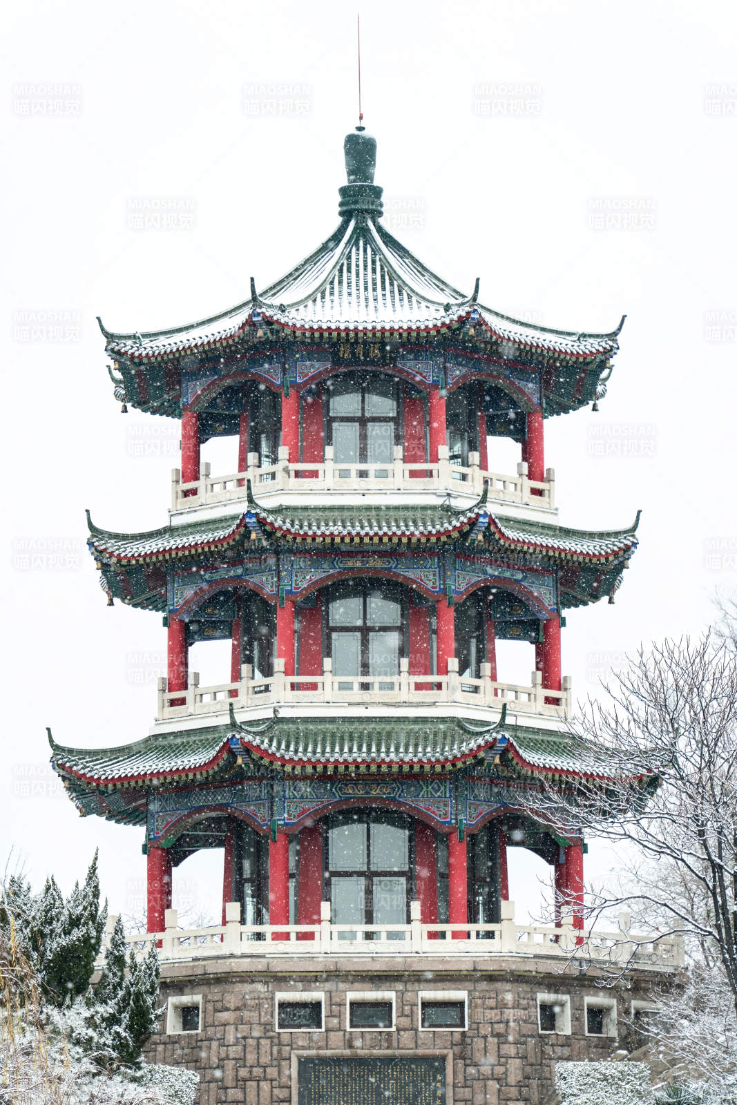 青岛莱西月湖公园揽月楼雪景图片