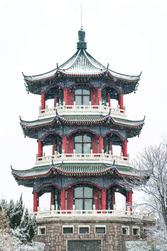 青岛莱西月湖公园揽月楼雪景图片