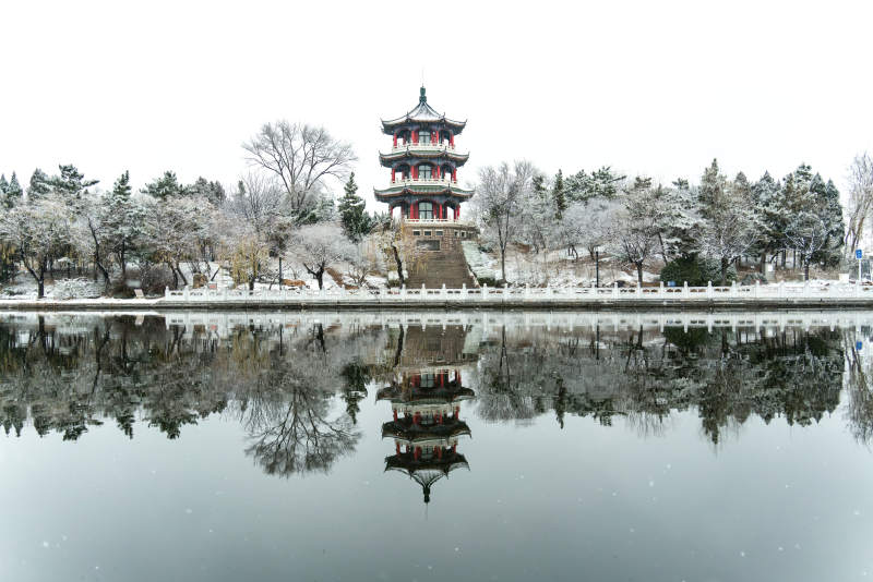 青岛莱西雪中揽月楼倒影图片