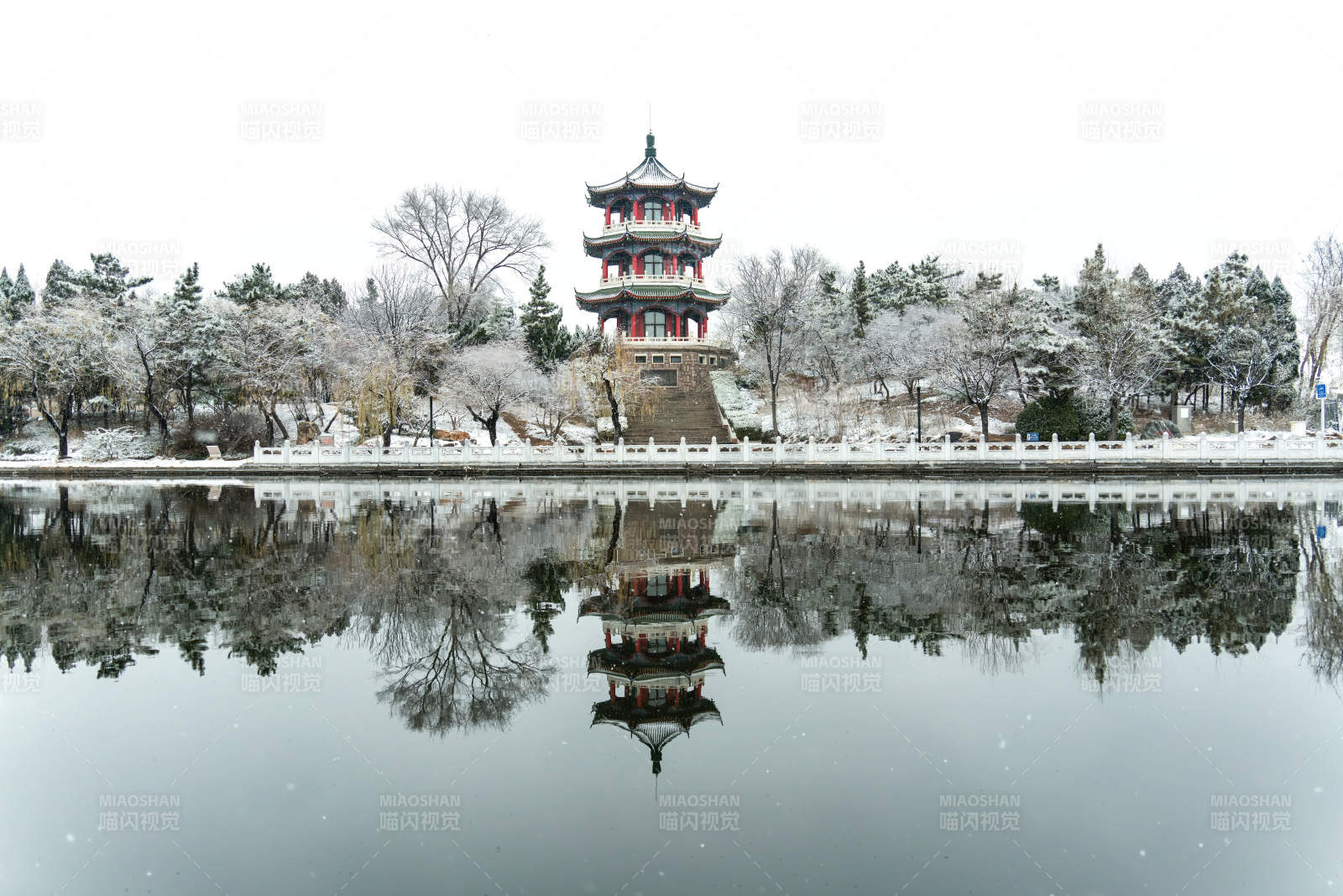 青岛莱西雪中揽月楼倒影图片