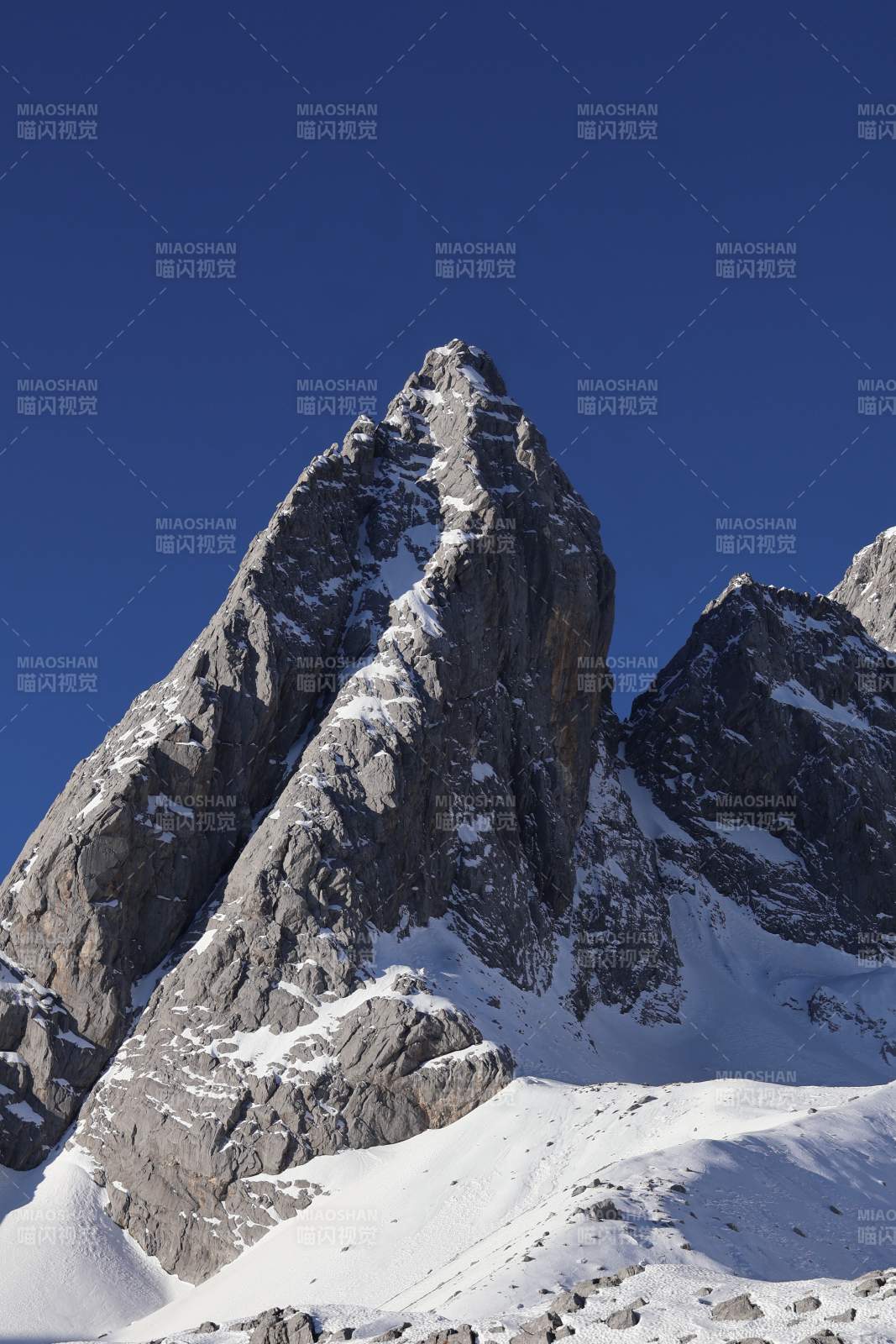 玉龙雪山 雪峰巍峨入云图片