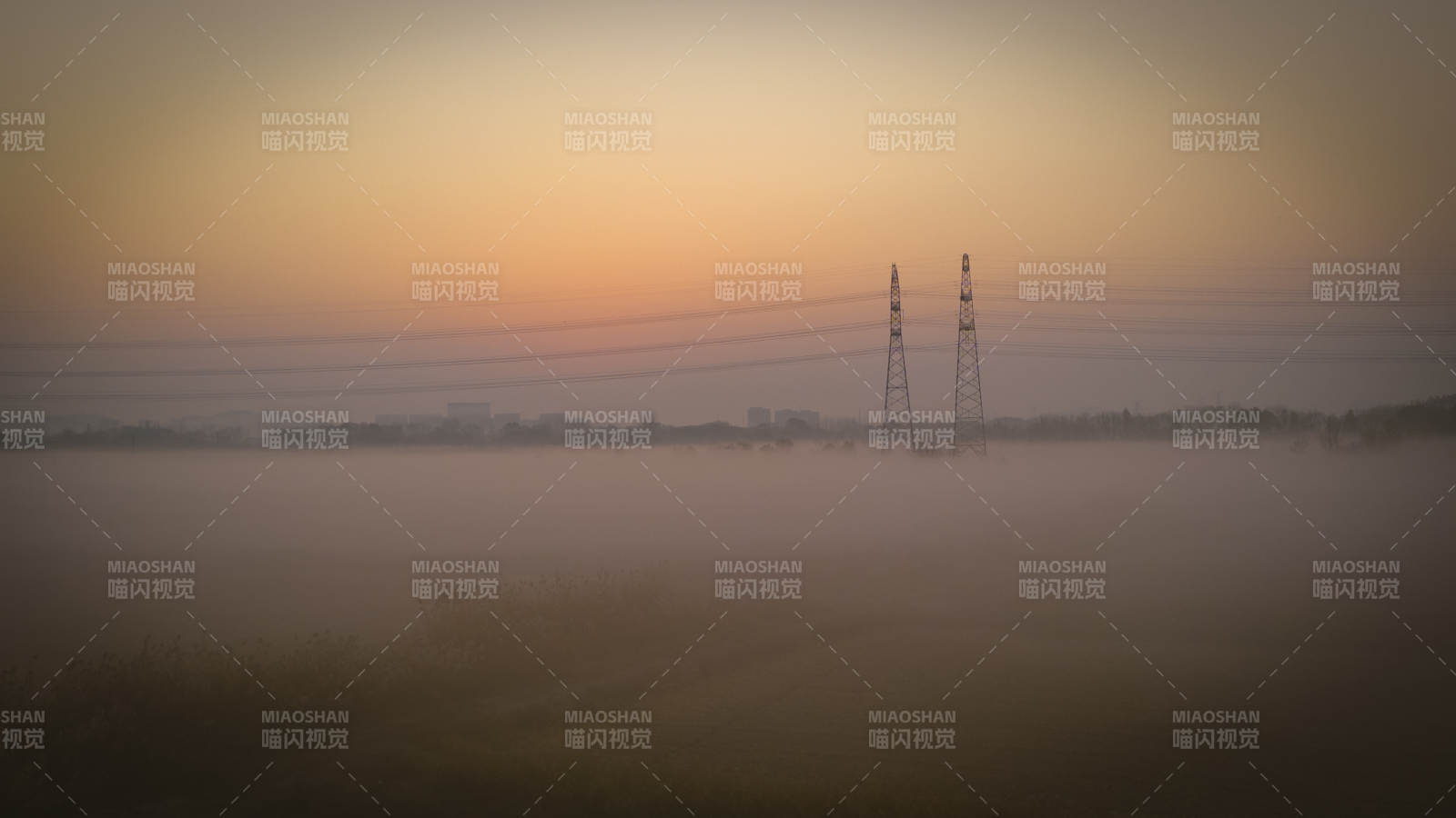 晨雾中的铁塔图片