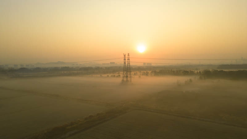 晨雾中的田野日出 北湖草荡图片