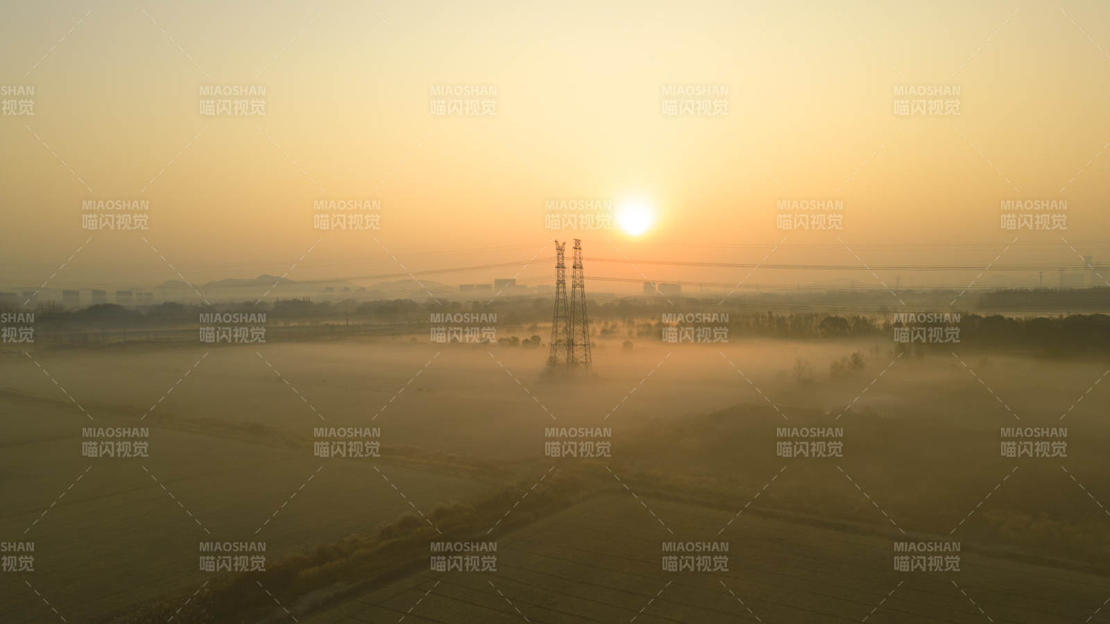 晨雾中的田野日出 北湖草荡图片