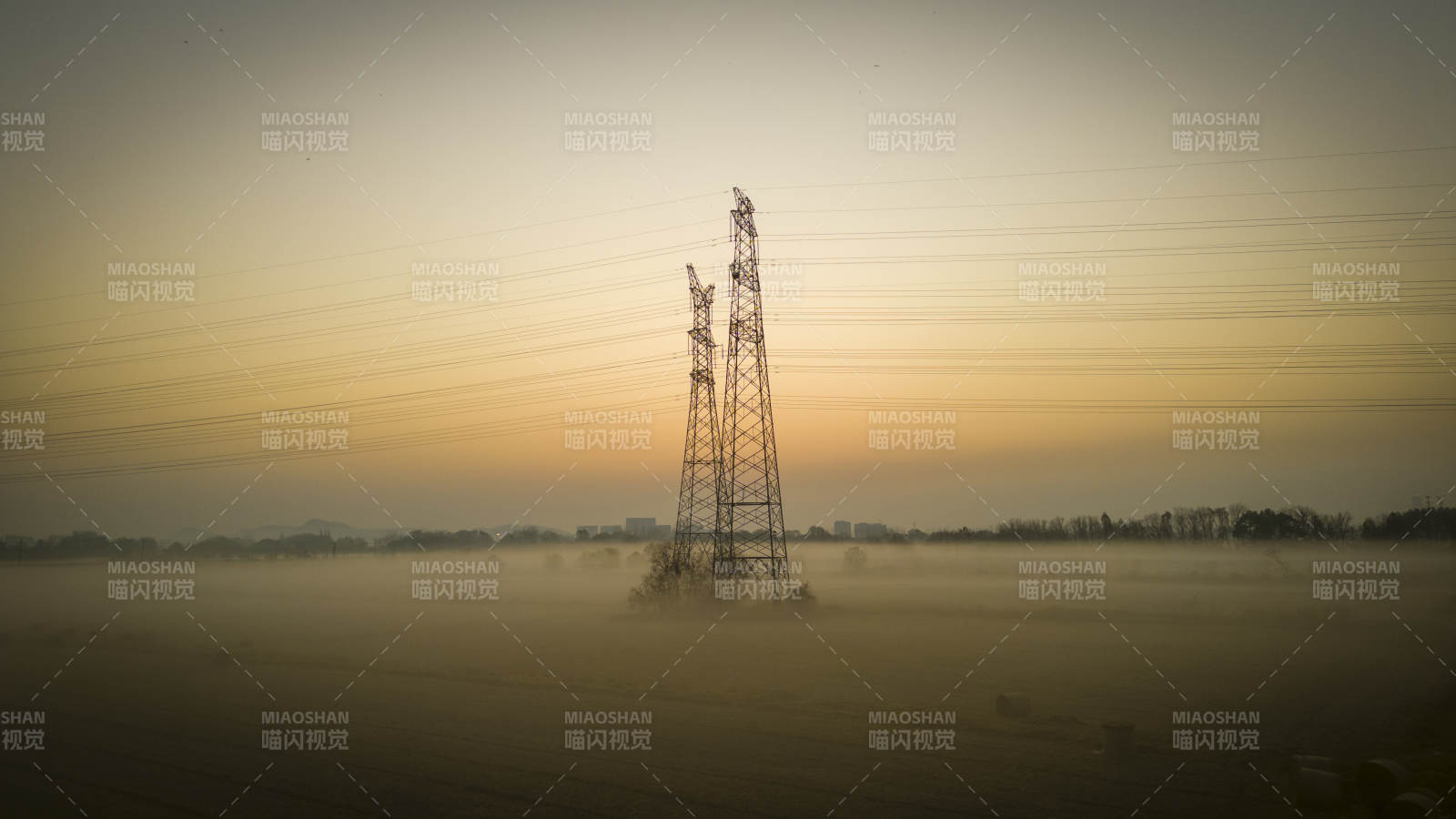 晨雾中的高压电塔图片