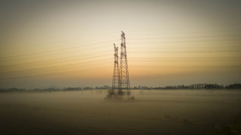 晨雾中的高压电塔图片
