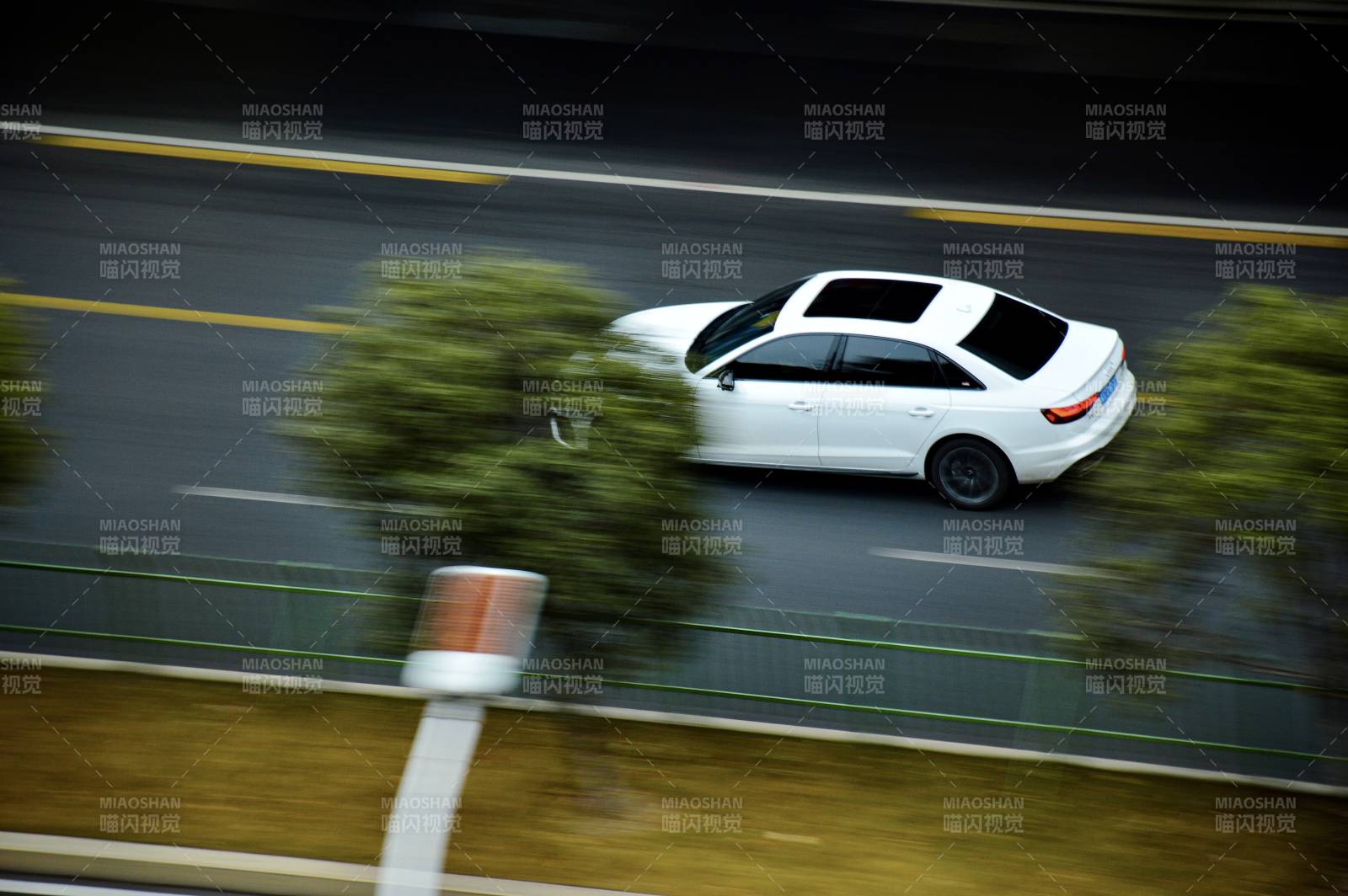 疾驰的白色轿车图片