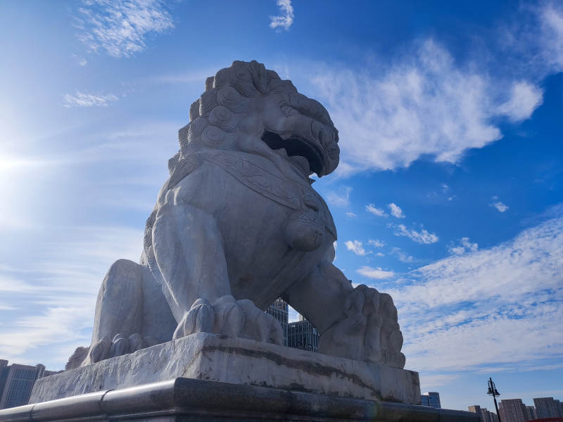 石狮守望蓝天图片