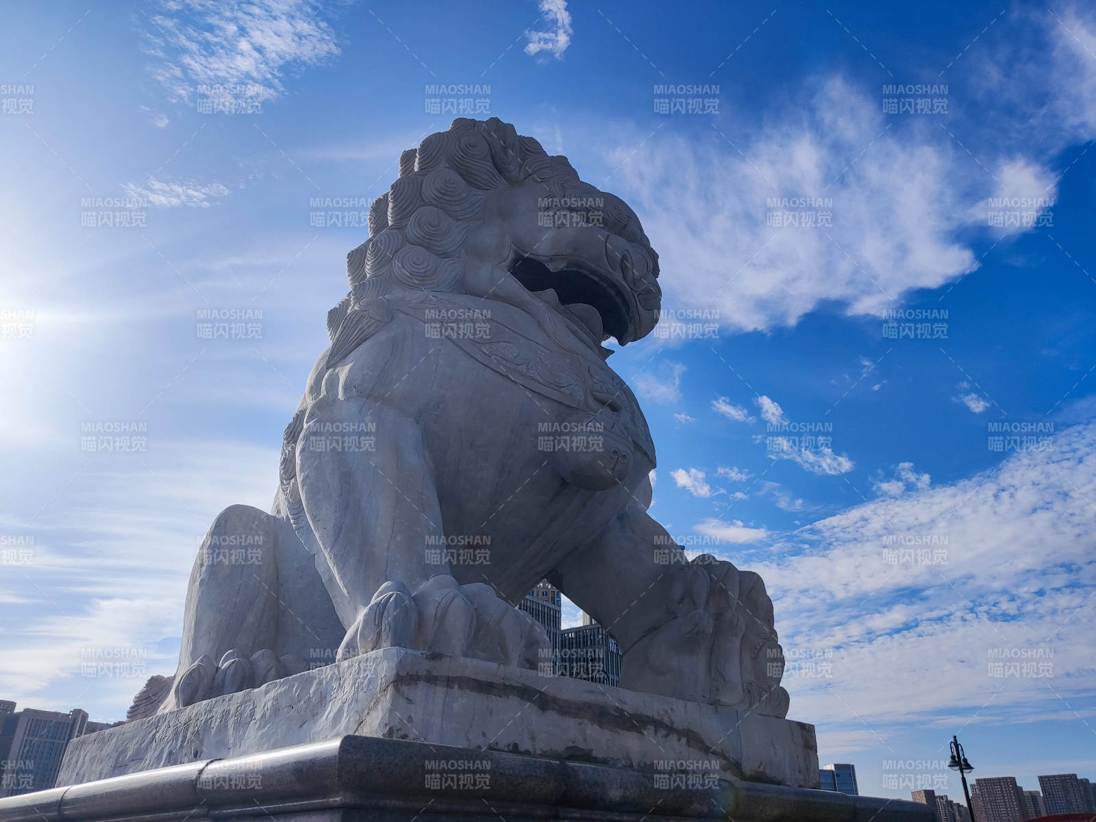 石狮守望蓝天图片