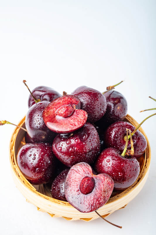 鲜红樱桃满篮香图片