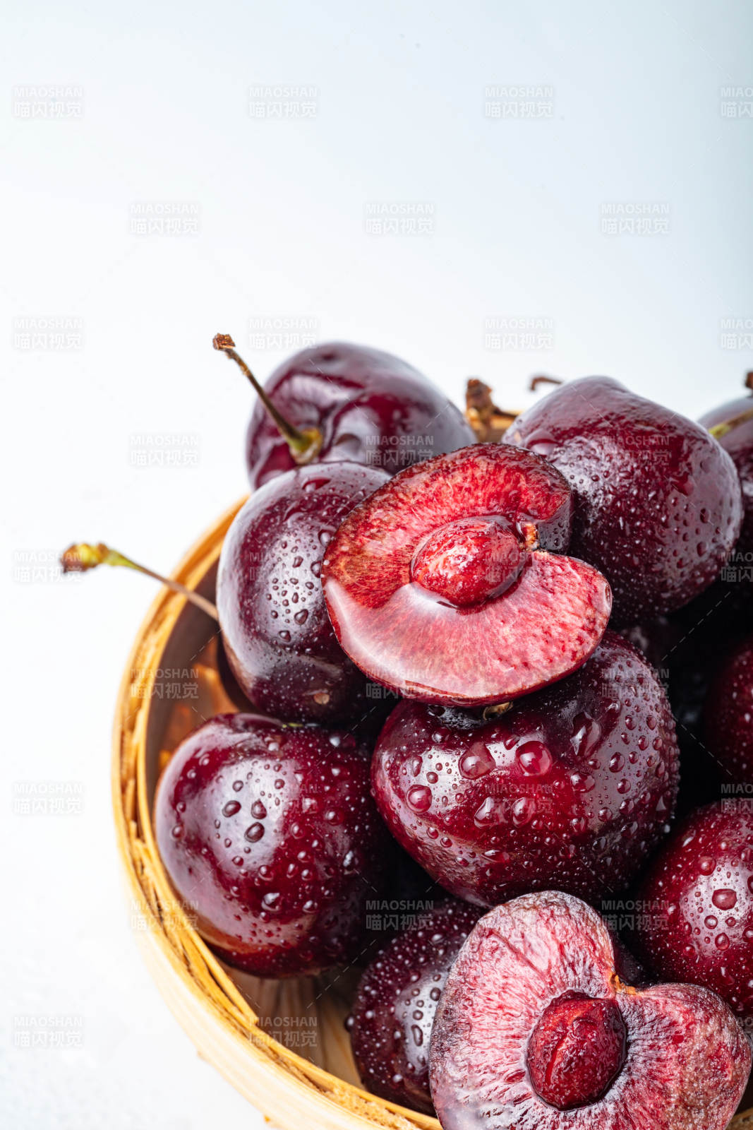 鲜红樱桃 晶莹剔透图片