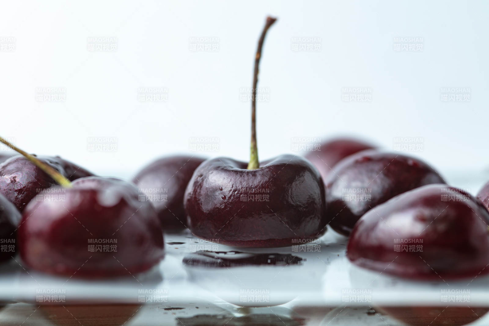 鲜红樱桃特写图片