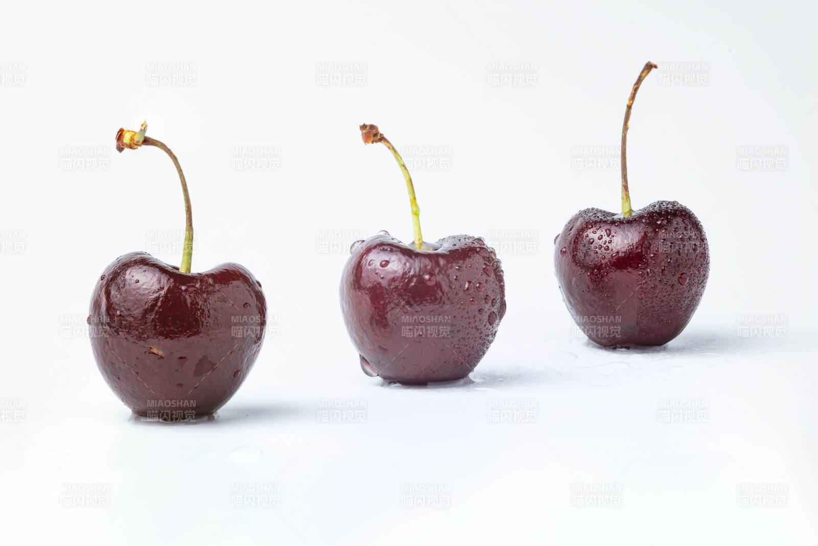三颗水珠樱桃图片