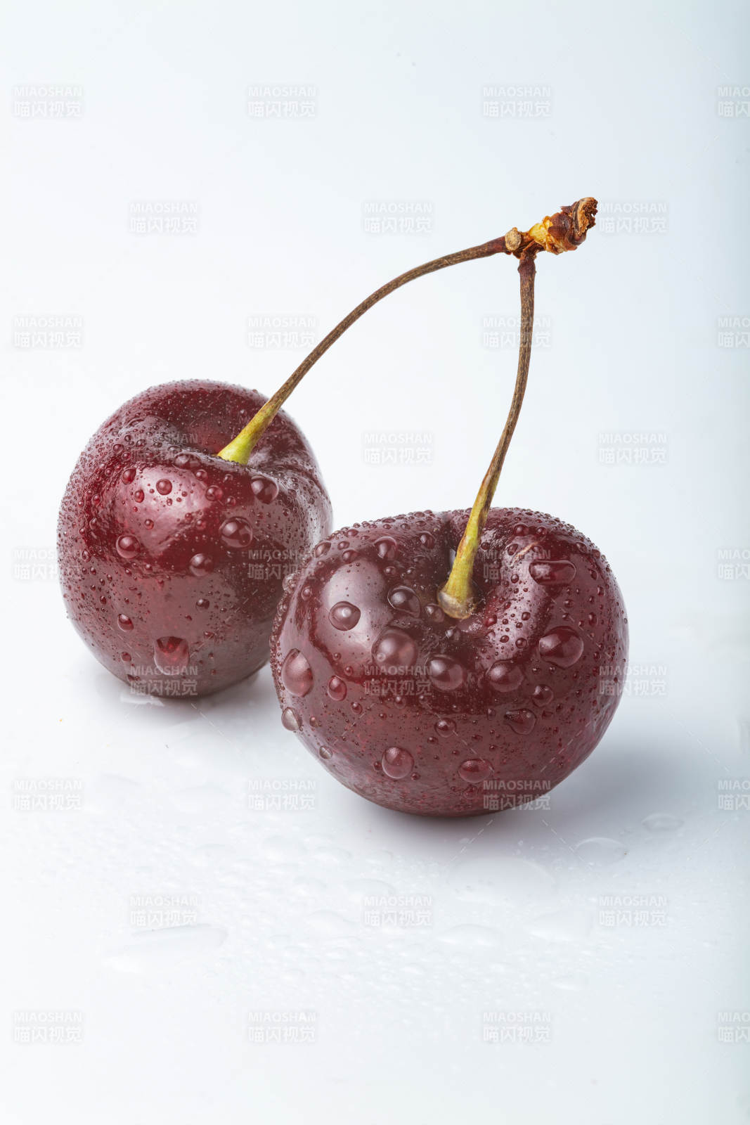 晶莹樱桃水珠图片