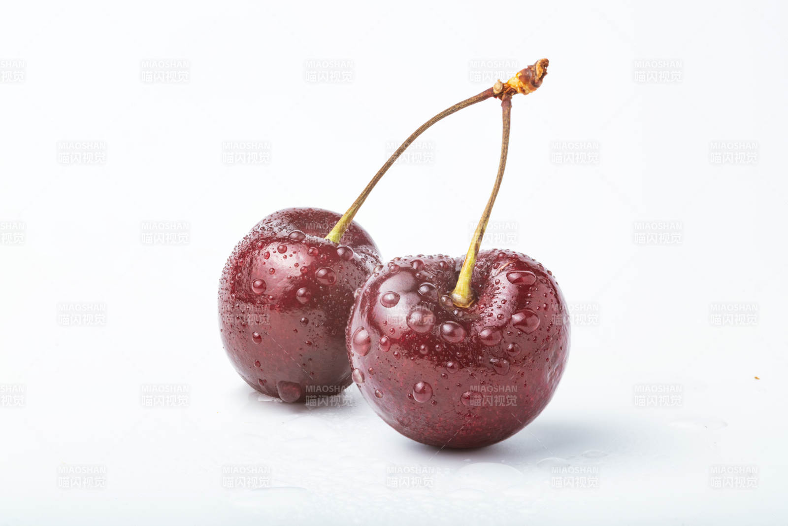 晶莹樱桃 水珠点缀图片