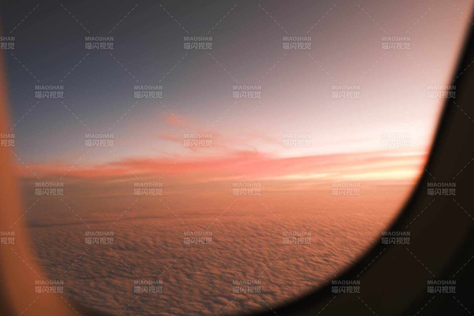 舷窗里的云海日落图片