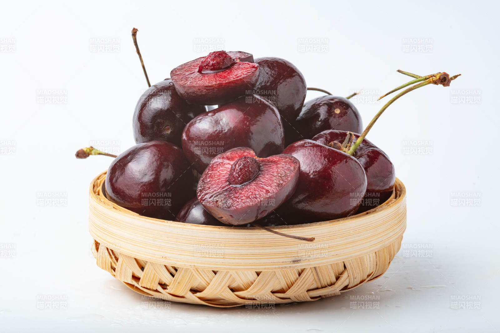 鲜红樱桃满篮盛图片