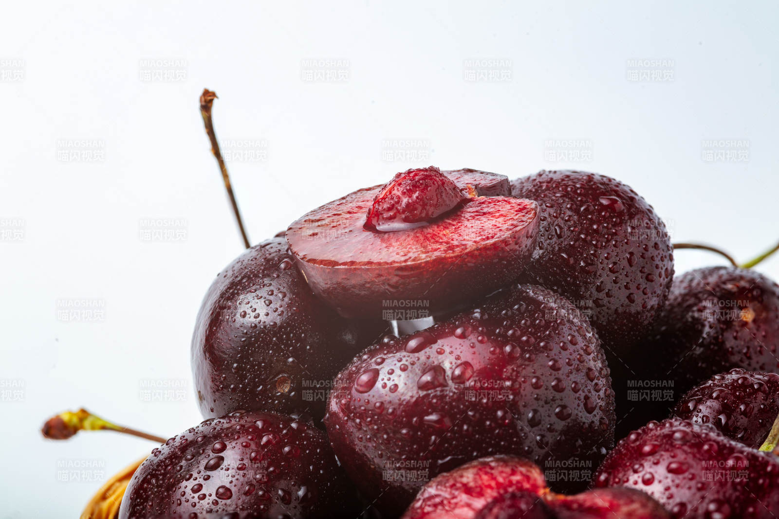 鲜红樱桃堆叠图片